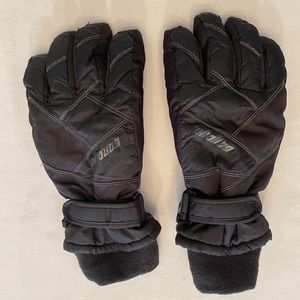 Black ski gloves